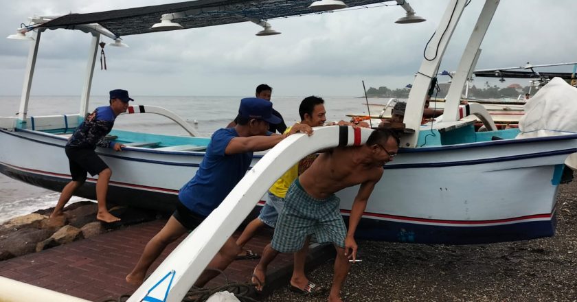 Antisipasi Cuaca Ekstrem, Satpolairud Amankan Sampan Nelayan