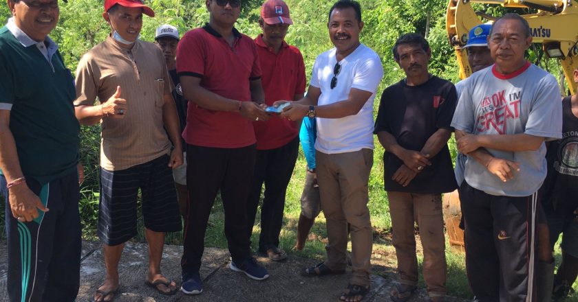 Bulan Bung Karno, Anggota DPRD Buleleng Ngurah Arya Salurkan Bantuan untuk Perbaikan Jalan