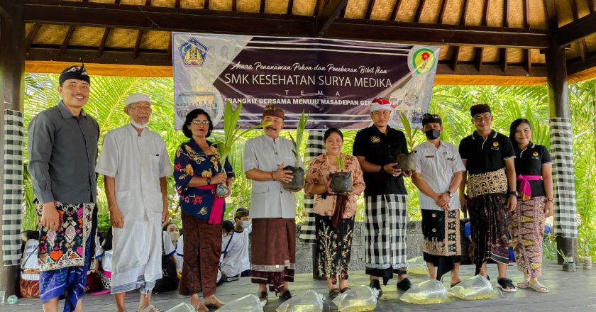 Kurangi Tradisi Coret Baju, SMK Surya Medika Pilih Tebar Benih Ikan