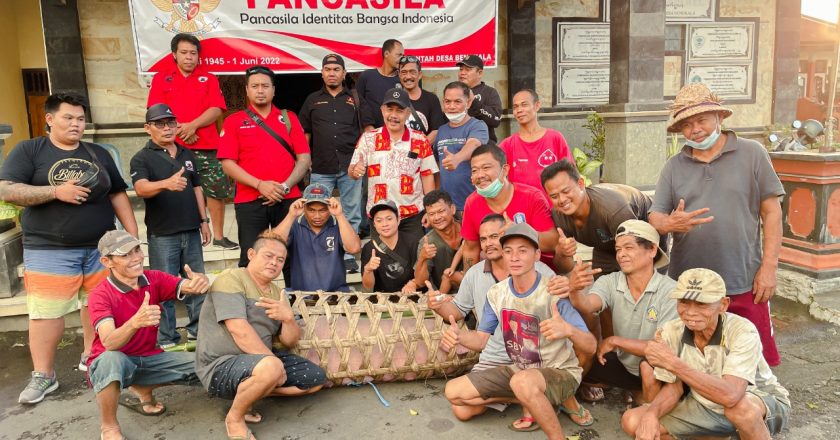 BMI Buleleng, Berikan Sumbangan Babi kepada Warga Tuna Wicara di Bengkala