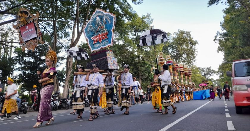 Undiksha Ikuti Pawai Pesta Kesenian Bali 2022