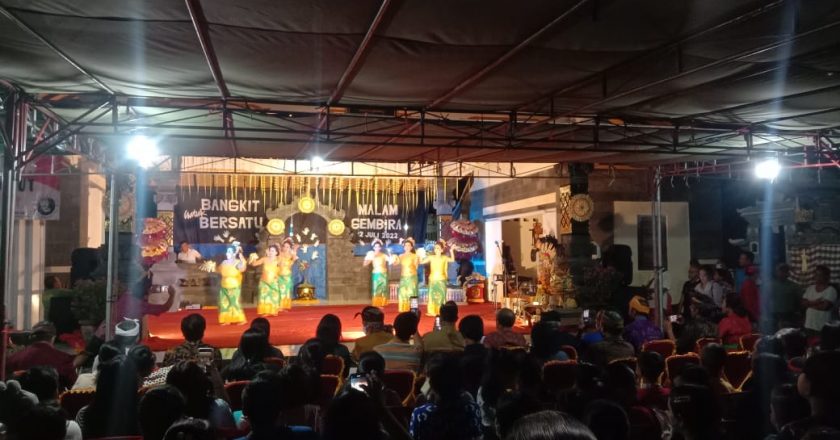 Sambut Tahun Ajaran Baru, Masyarakat Banjar Paketan Gelar Panggung Gembira