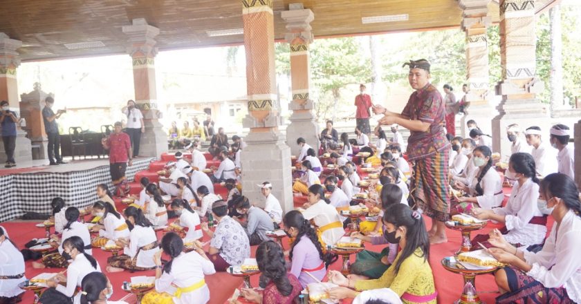 Disbud Kenalkan Cara Menulis Lontar Sejak Dini 