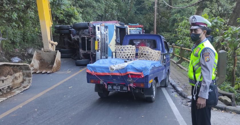 Truk Menabrak Tebing Hingga Melintang di Pancasari