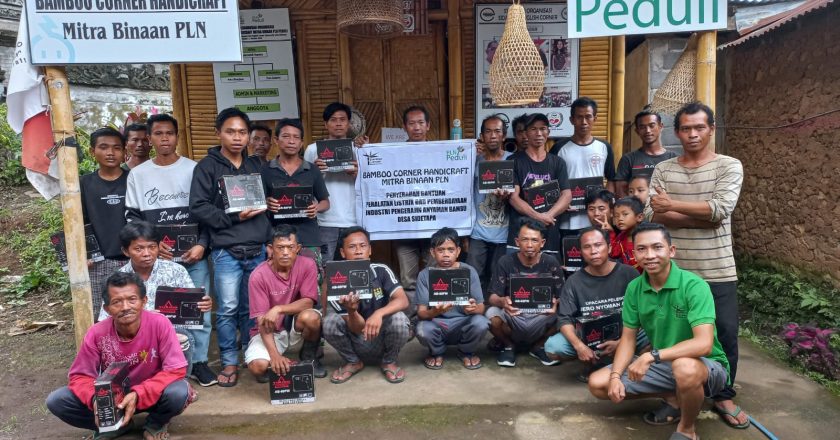 Perajin Bambu Sidatapa di Gelontor Alat Produksi Modern