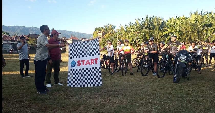 Puluhan Pesepeda Jajal Trek Gowes di Panji