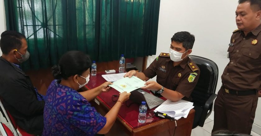 Pengurus LPD Anturan Kembalikan Uang Persenan Tanah