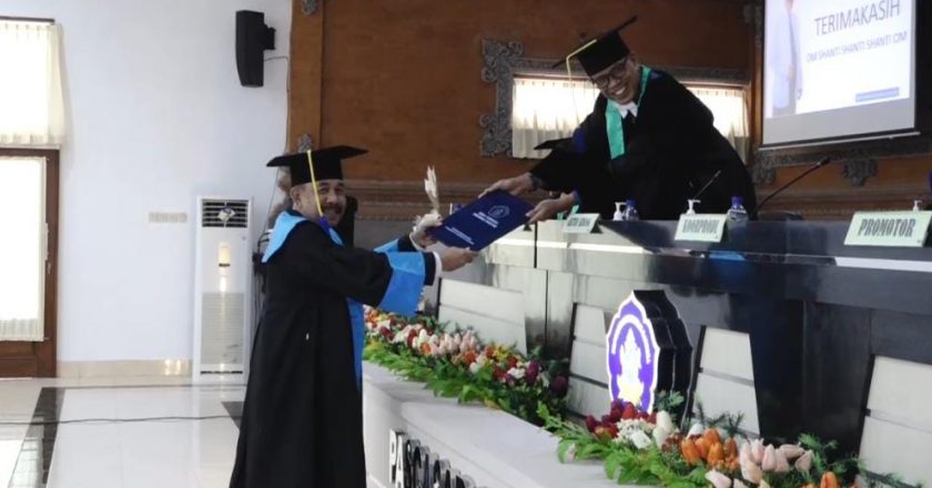 Lotus Birth Antarkan dr Caput Raih Gelar Doktor