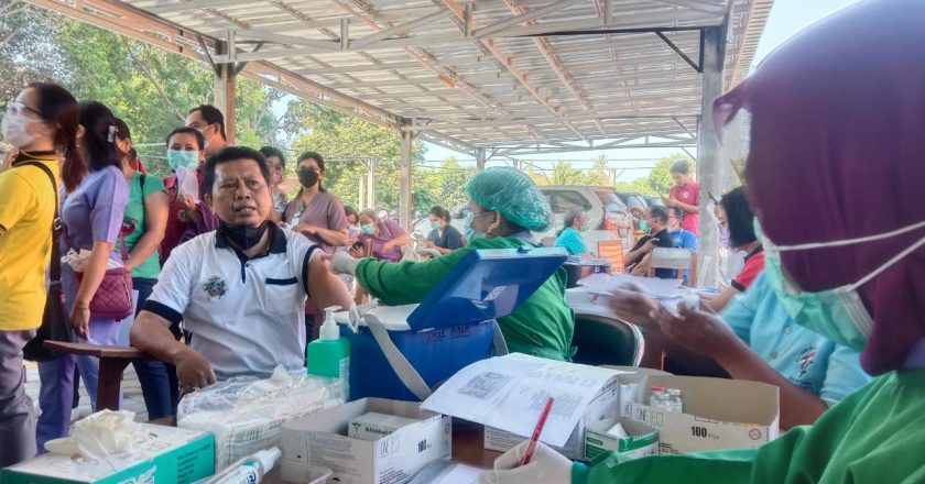 Nakes di Buleleng Dapatkan Vaksinasi Dosis ke 4