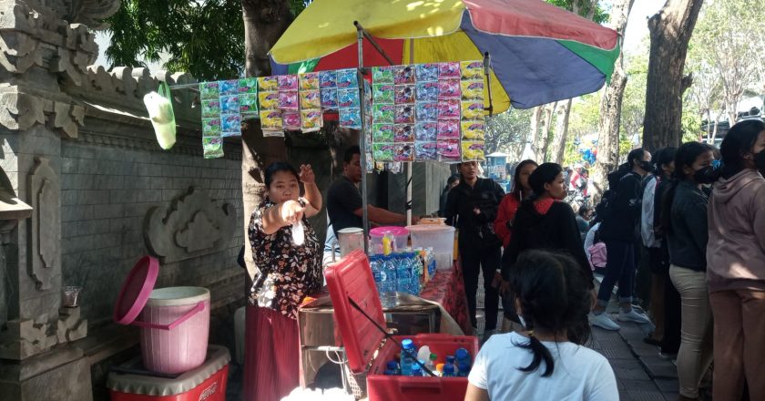 Lomba Gerak Jalan, Pedagang Asongan Penuh Berkah