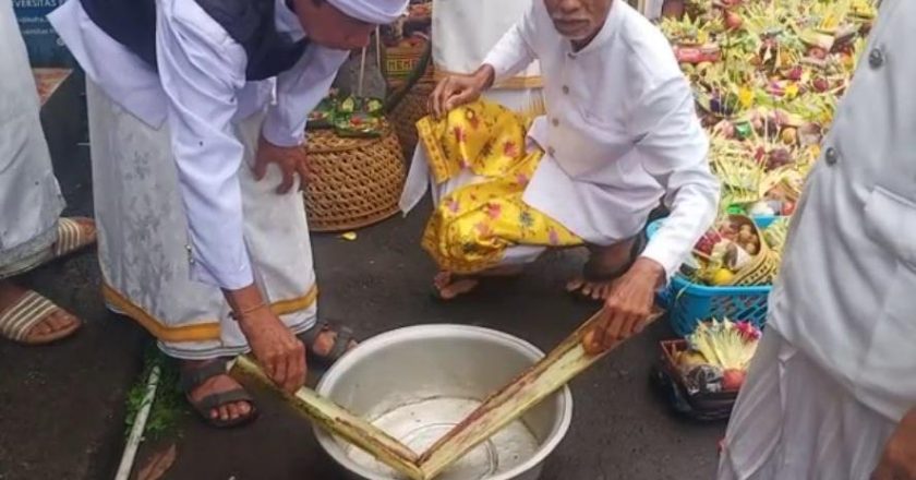 Tradisi Unik Adu Telur Desa Pakisan