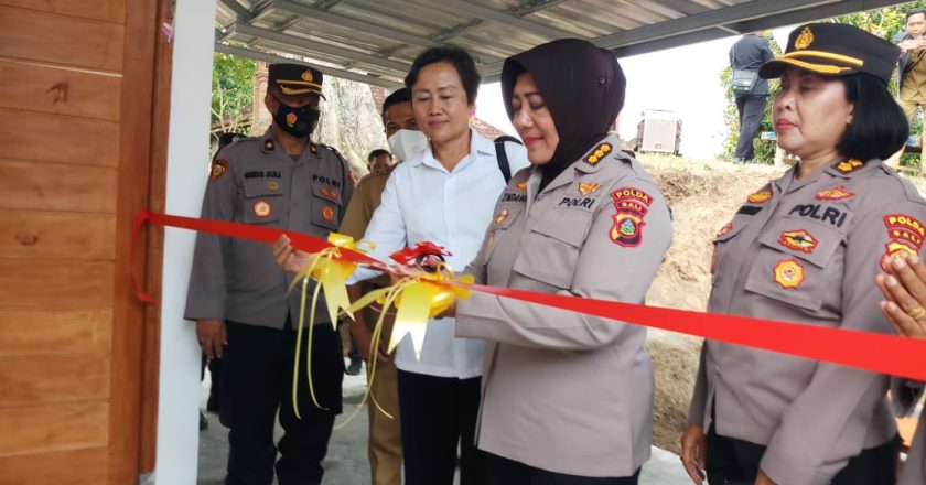 Polwan Berikan 4 Unit Bantuan Bedah Rumah