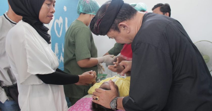 Puluhan Anak Ikuti Khitanan Massal BMI Buleleng