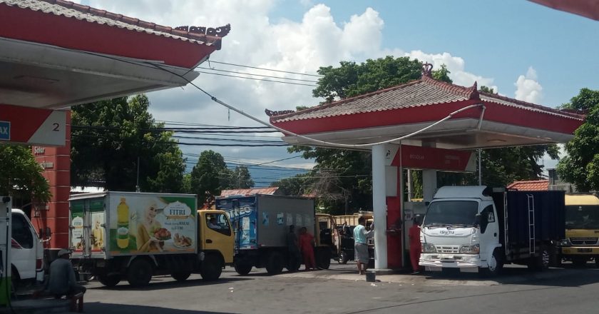Solar Langka, Antrean Hampir Mencapai Satu Kilometer