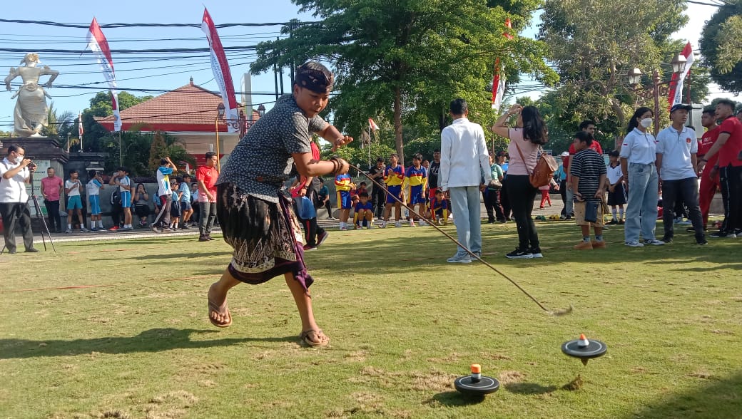 Atasi Kecanduan Gadget, Pemkab Buleleng Ajak Anak Main Permainan Tradisional