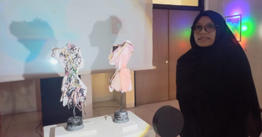 Mahasiswi Undiksha Sulap Masker Bekas Jadi Karya Seni