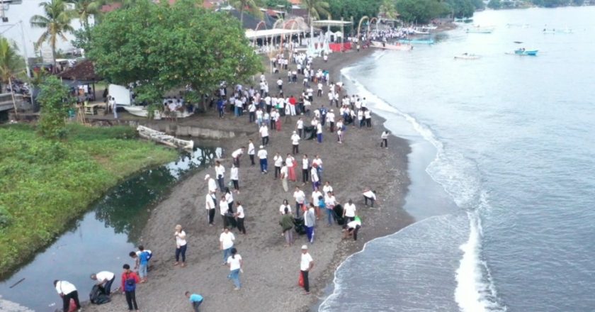 Ribuan Warga Orhiba Gelar Bersih-bersih Pantai