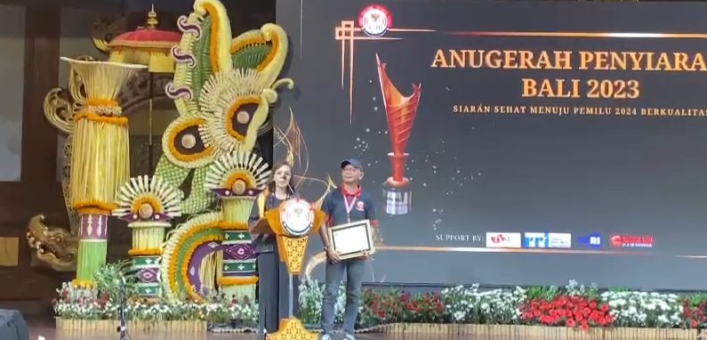 Nuansa Giri Terima Penghargaan Radio Swasta Terbaik 2023