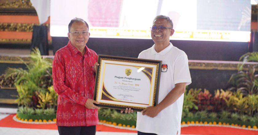 Koster Terima Penghargaan Istimewa Dari KJB