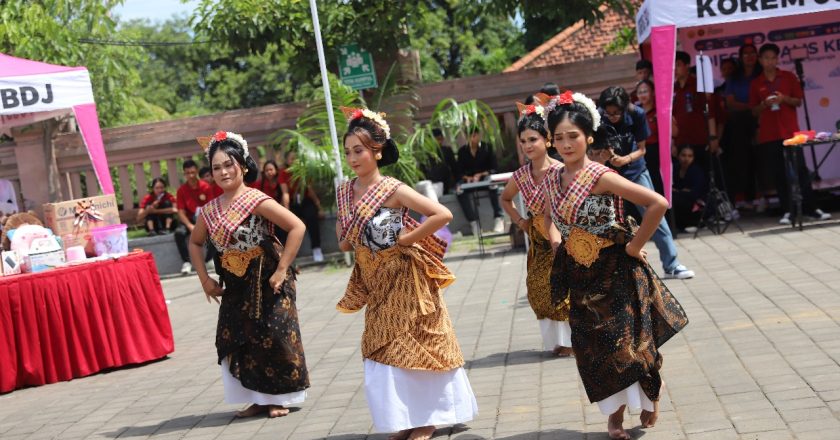 Puncak Dies ke-8 STAHN Mpu Kuturan Rayakan dengan Parade Budaya Antar Jurusan
