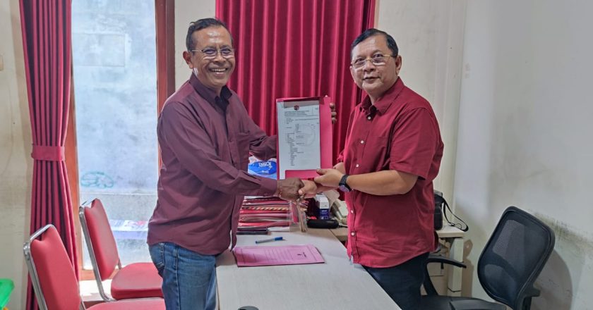 Mantan Wabup Sutjidra Ambil Formulir Pendaftaran Calon Bupati