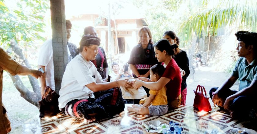 Fraksi PDIP Serahkan Donasi Biaya Pemulangan PMI Meninggal Di Ceko