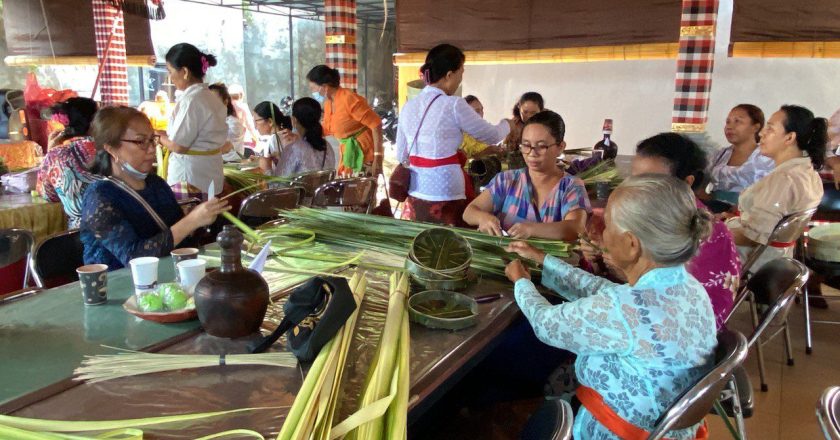 Puluhan Krama Tingkatkan Kemampuan Pembuatan Banten