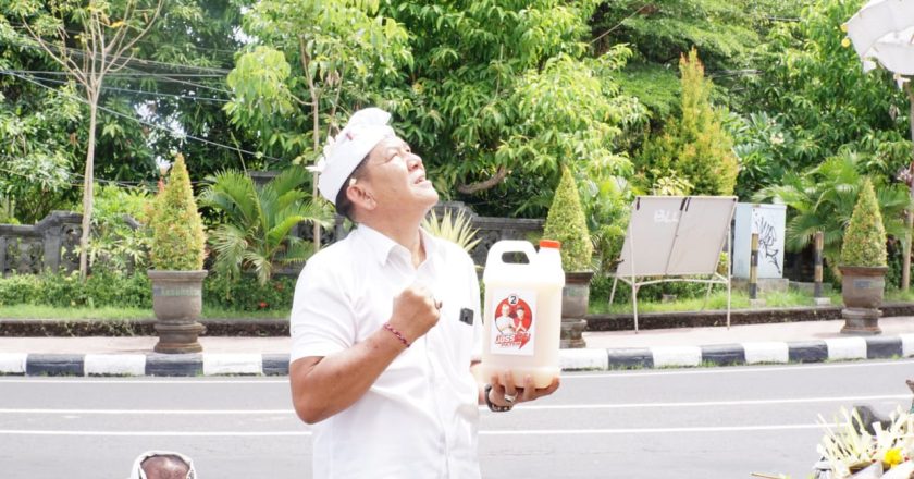 Joss 24 Menang Pilkada, Suyasa Naur Sangi Tuak di Tugu Singa Ambara Raja