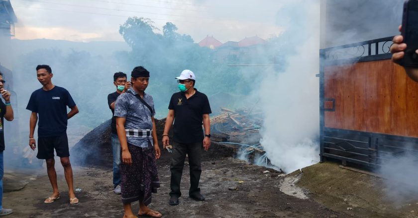Cegah Penyebaran DB, Pemerintah Desa Tukadmungga Gandeng Relawan Lakukan Fogging
