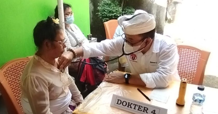 Puskorhindunesia Buleleng Gelar Aksi Sosial untuk Sulinggih dan Warga Desa Bebetin
