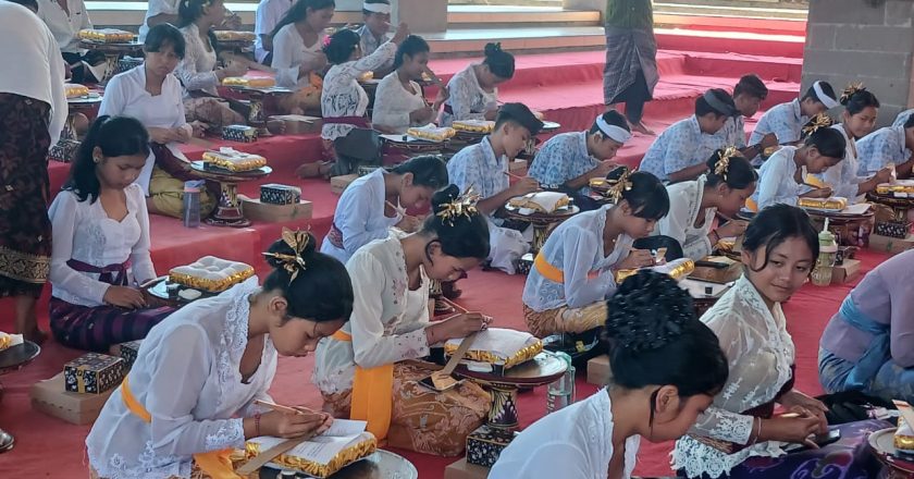 Generasi Muda Diajak Lestarikan Aksara Bali Melalui Pelatihan Menulis di Lontar
