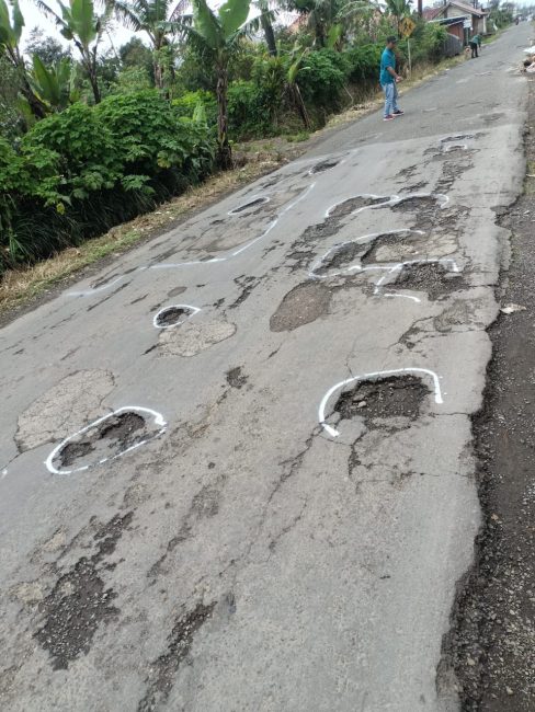 Jalan Gobleg – Dencarik Rusak Parah