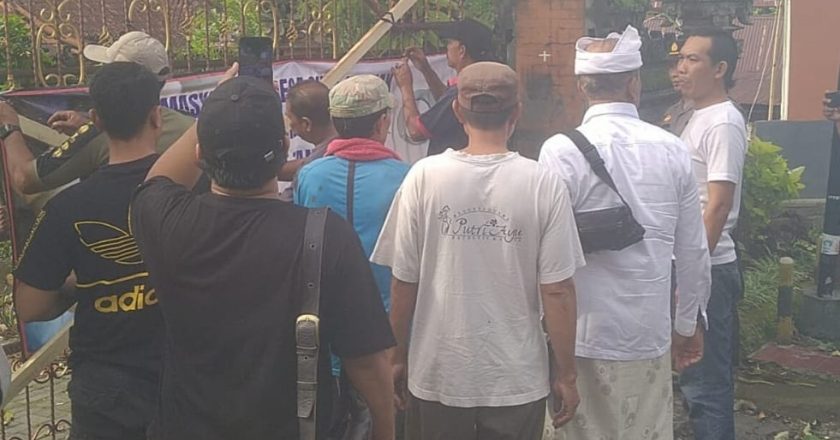 Segel Kantor Desa Sudaji Dibuka, Namun Ruang Perbekel Tetap Disegel