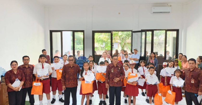 Pemdes Kalibukbuk Apresiasi Siswa Berprestasi