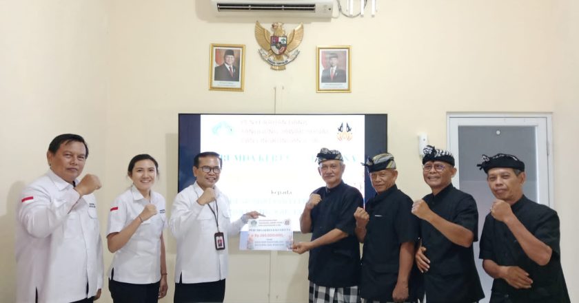 Desa Adat Buleleng Terima CSR Pakaian Pecalang dari Perumda Kerta Bali Saguna