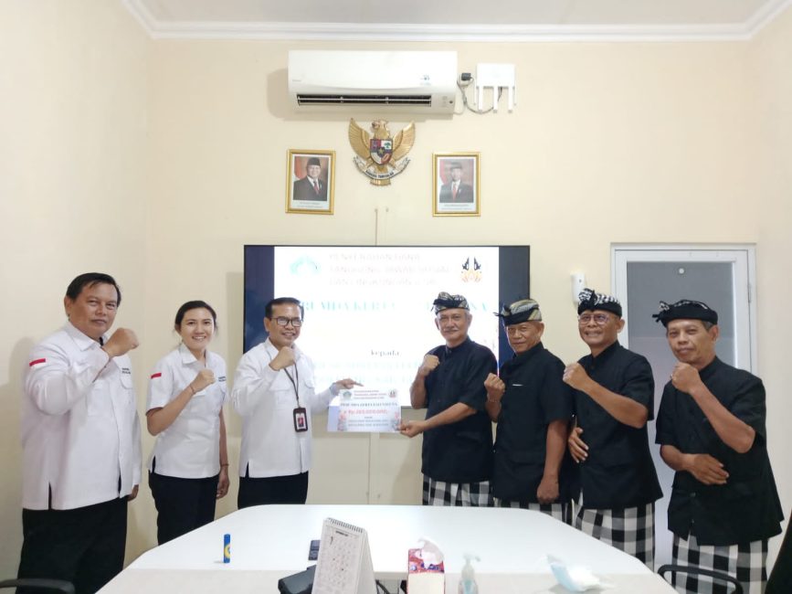 Desa Adat Buleleng Terima CSR Pakaian Pecalang dari Perumda Kerta Bali Saguna