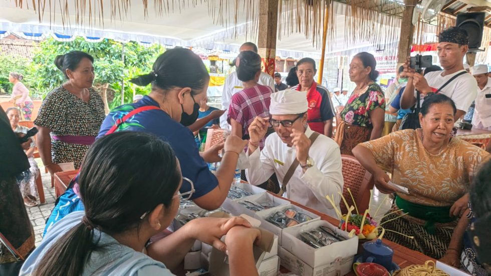 Keluhan Mata Dominan, Safari Kesehatan Puskor Hindunesia Buleleng Beri Kacamata Gratis