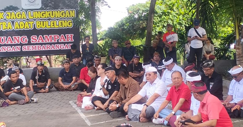 Serahkan Seragam, Gubernur Koster Lesehan Bersama Pecalang di Setra Desa Adat Buleleng