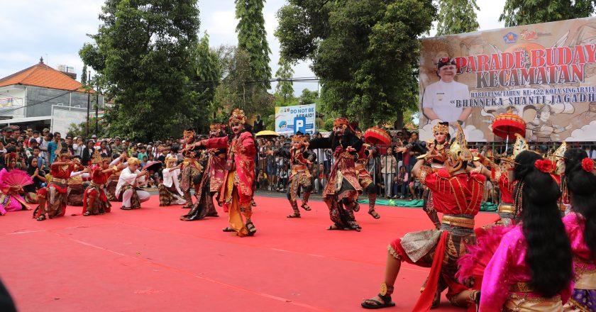 Masyarakat Antusias Saksikan Parade Budaya