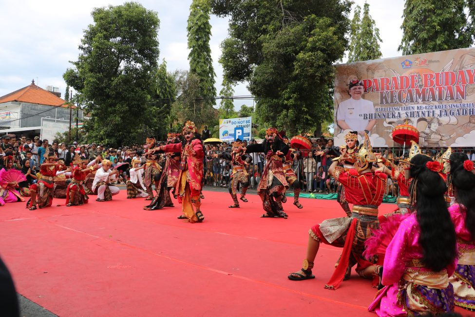 Masyarakat Antusias Saksikan Parade Budaya