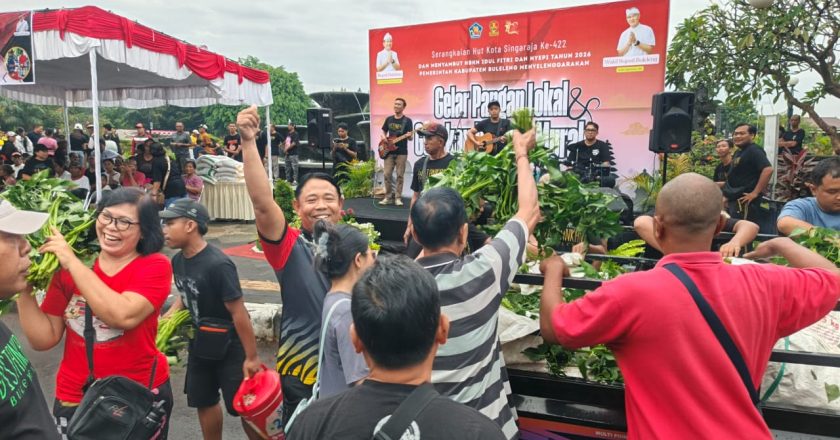 Bagi-Bagi Kangkung di CFD Singaraja, Warga Antusias Dapat Sayuran Gratis