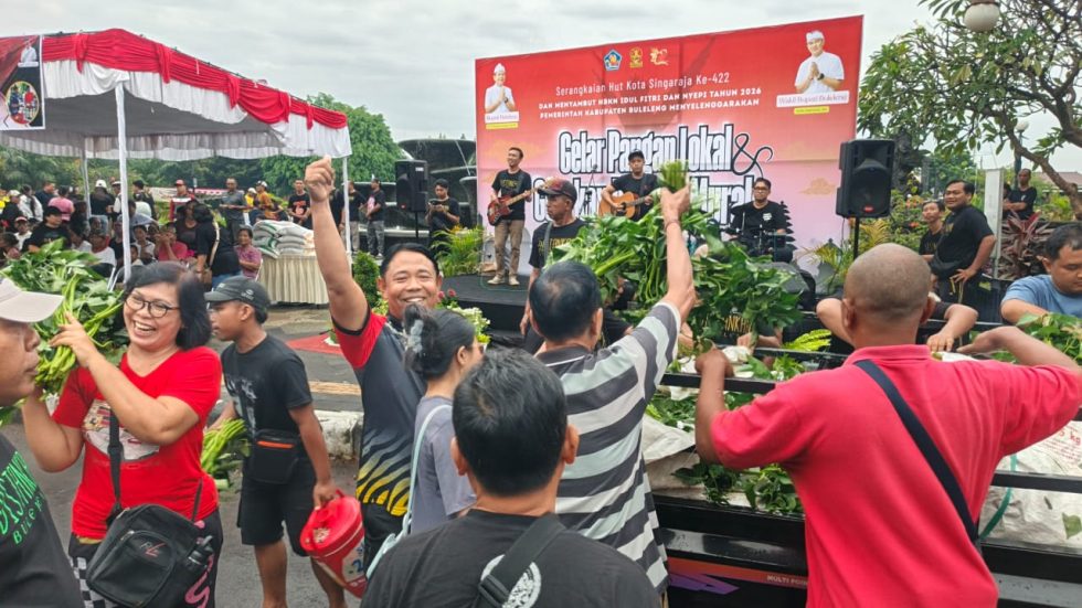 Bagi-Bagi Kangkung di CFD Singaraja, Warga Antusias Dapat Sayuran Gratis