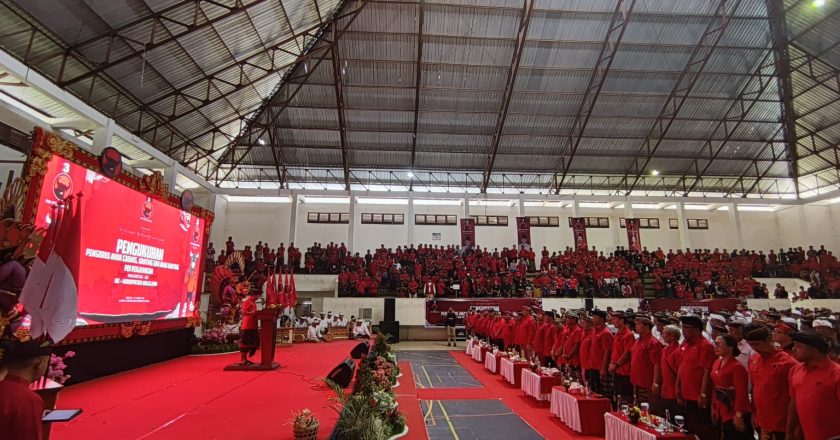 Koster Kukuhkan Ribuan Pengurus PDI Perjuangan Buleleng, Struktur Partai Kini Lengkap hingga Dusun