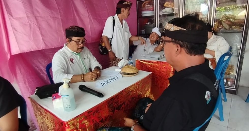 Momentum HUT ke-422 Kota Singaraja, Puskor Hindunesia Buleleng Adakan Pengobatan Gratis