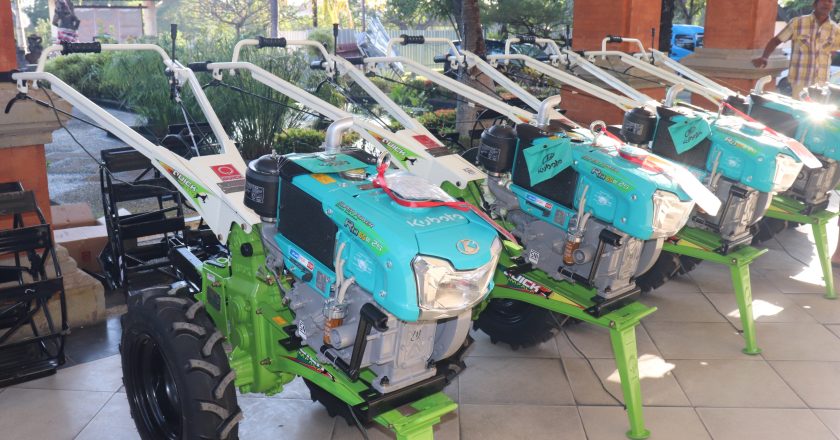 Genjot Kemandirian Pangan, 5 Traktor dan 1 Miliar Rehabilitasi Irigasi Tersier Diserahkan