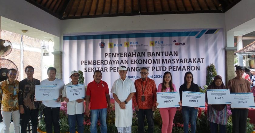 Warga Sekitar PLTD Pemaron Terima Bantuan Ekonomi