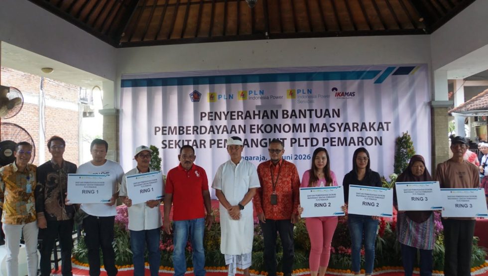 Warga Sekitar PLTD Pemaron Terima Bantuan Ekonomi