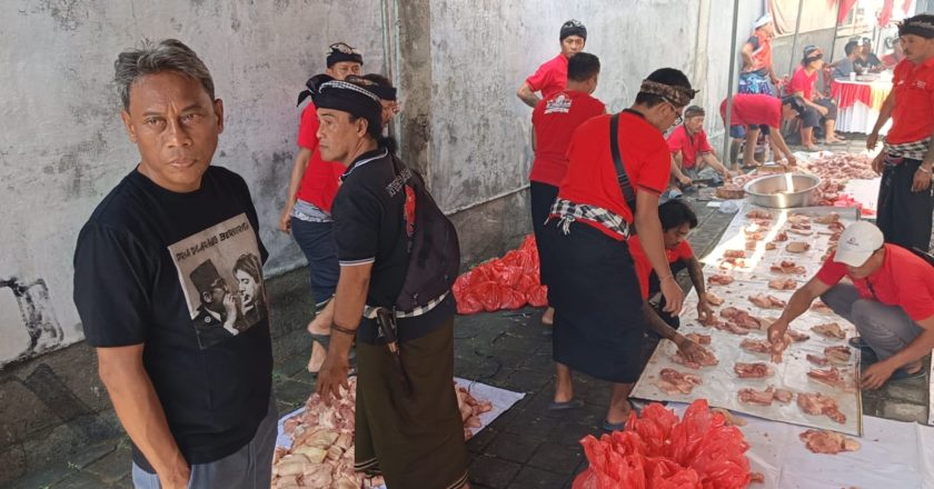 12 Ekor Babi dan Paket Sembako Dibagikan kepada Masyarakat di Buleleng