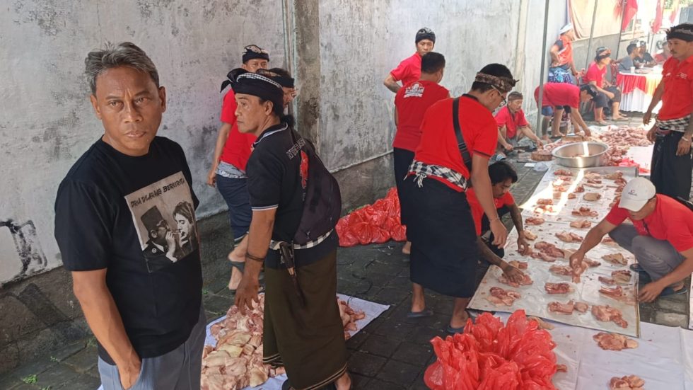12 Ekor Babi dan Paket Sembako Dibagikan kepada Masyarakat di Buleleng