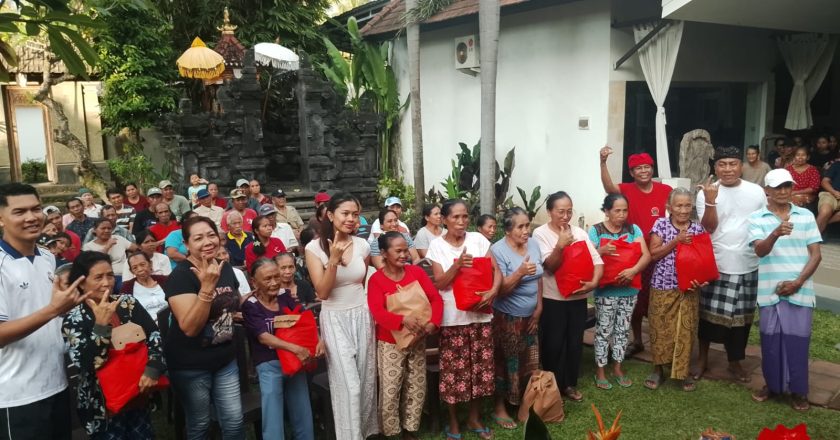 Jelang Galungan, PAC PDIP Banjar dan SMD Tebar Kepedulian untuk Lansia dan Difabel